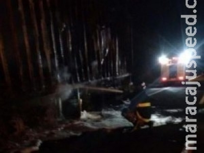 Incêndio destrói caminhão que carregava frutas no interior de MS Incêndio destrói caminhão que carregava frutas no interior de MS