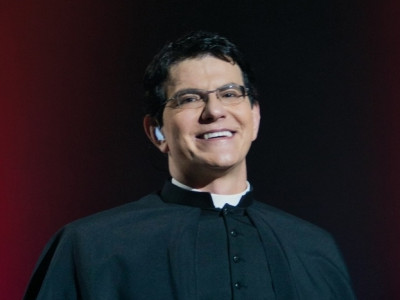 Jovem afirma que está grávida de padre Reginaldo Manzotti; padre nega Jovem afirma que está grávida de padre Reginaldo Manzotti; padre nega