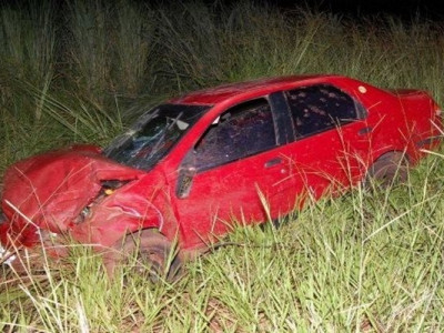 Casal fica ferido após motorista perder controle e carro cair em barranco Casal fica ferido após motorista perder controle e carro cair em barranco