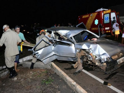 Condutora acerta boi que invadiu pista e criança fica presa nas ferragens