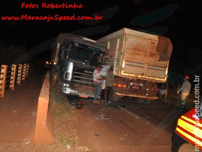 Maracaju: Bombeiros atendem ocorrência de colisão frontal de carretas e veículo de passeio