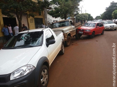 Maracaju: Condutor embriagado pega veículo emprestado de vizinho, e colide com dois veículos estacionados