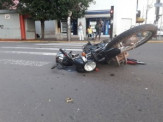 Motorista bêbado atropela motociclista, bate em dois carros e acerta poste