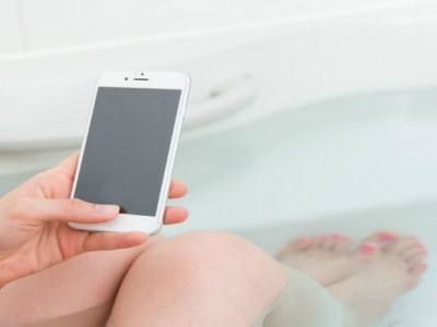 Mulher morre ao tentar tirar selfie e celular cair na banheira