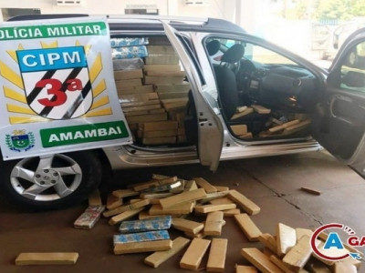 Policiais apreendem mais de 1,6 quilos de maconha em veículo abandonado Policiais apreendem mais de 1,6 quilos de maconha em veículo abandonado