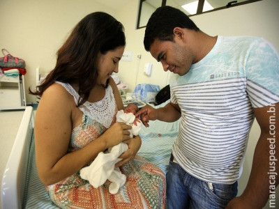Primeira PEC de 2018 amplia duração das licenças maternidade e paternidade