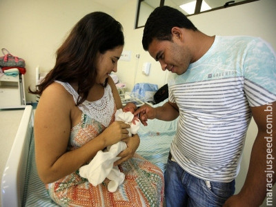 Primeira PEC de 2018 amplia duração das licenças maternidade e paternidade Primeira PEC de 2018 amplia duração das licenças maternidade e paternidade