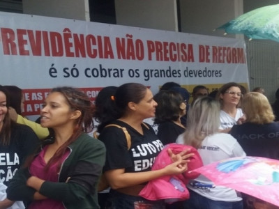 Trabalhadores protestam contra Reforma da Previdência que protege os "marajás"