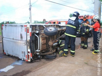 Caminhão tomba após motorista de carro desrespeitar sinalização de pare