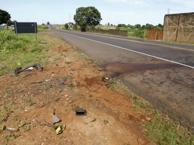 Colisão frontal entre carros deixa dois mortos no anel viário da Capital