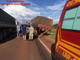 Maracaju: Acidente entre carreta e caminhonete deixa veículo destruído na BR-267