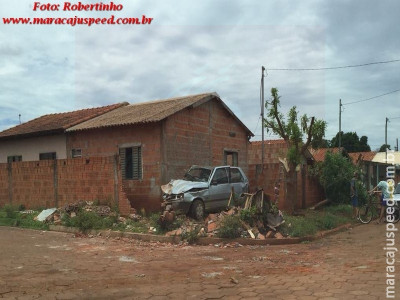 Maracaju: Veículo desgovernado destrói árvores e muro de residência no Conjunto Giazone