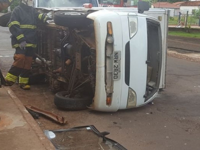 Motorista de 70 anos provoca colisão com caminhão que tomba na Capital