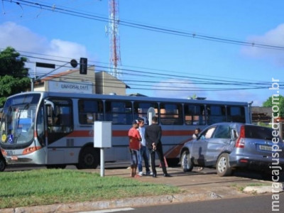 Segundo acidente em 15 horas: ônibus bate na lateral de utilitário Segundo acidente em 15 horas: ônibus bate na lateral de utilitário