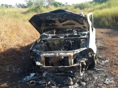 Carro é encontrado incendiado na ‘pedreira’ de Dourados