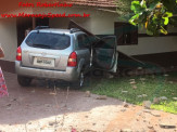 Maracaju: Condutora perde controle de veículo de luxo e destrói muro e invade residência