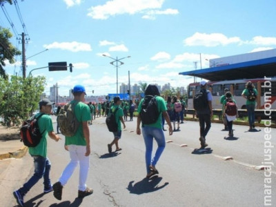 Para não perder o ônibus, estudantes disputam corrida e se arriscam na rua