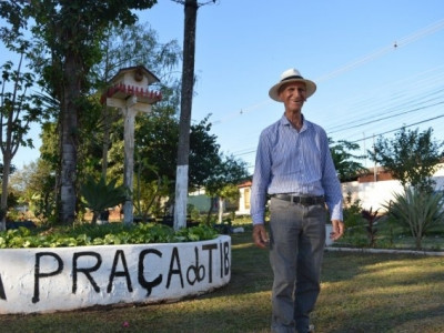 Aos 79 anos, pedreiro Tiburcio construiu sozinho uma praça para os vizinhos