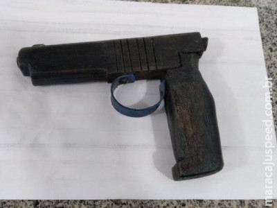 Assaltante é preso um dia após invadir casa com pistola de madeira Assaltante é preso um dia após invadir casa com pistola de madeira