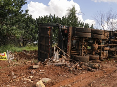 Caminhão carregado com entulho tomba em estrada vicinal na MS-080