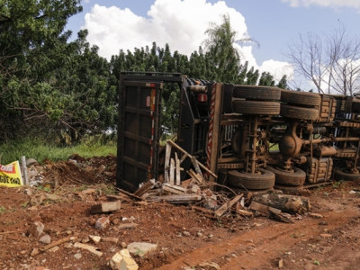 Caminhão carregado com entulho tomba em estrada vicinal na MS-080 Caminhão carregado com entulho tomba em estrada vicinal na MS-080