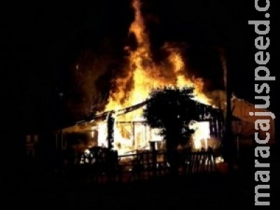 Incêndio destrói casa de madeira e suspeito é levado para delegacia
