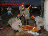 Maracaju: Bombeiros atendem ocorrência de tombamento de carreta carregada com pó de pedra na BR-267