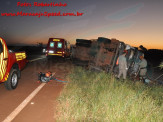 Maracaju: Bombeiros atendem ocorrência de tombamento de carreta carregada com pó de pedra na BR-267 Maracaju: Bombeiros atendem ocorrência de tombamento de carreta carregada com pó de pedra na BR-267