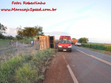 Maracaju: Bombeiros atendem ocorrência de tombamento de carreta carregada com pó de pedra na BR-267