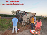Maracaju: Bombeiros atendem ocorrência de tombamento de carreta carregada com pó de pedra na BR-267 Maracaju: Bombeiros atendem ocorrência de tombamento de carreta carregada com pó de pedra na BR-267