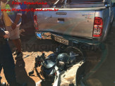 Maracaju: Motociclista faz graça empinando motocicleta e colidi com traseira da caminhonete Hilux estacionada