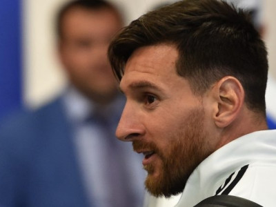  Biglia diz que Messi não cede à pressão e exalta: ‘Que receita ele tem?’