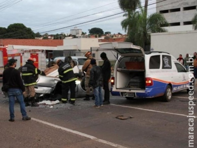 Carro na contramão causa capotagem de Fiat Uno e duas pessoas morrem