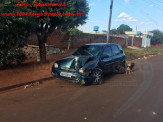 Maracaju: Bombeiros atendem condutor de veículo, que colidiu com poste na Vila Moreninha