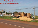 Maracaju BR-267: Asfalto do viaduto do Bairro Alto Maracaju, com problemas ocasiona tombamento de carreta bi trem carregada com 40 toneladas de soja sob a pista