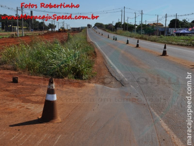 Maracaju BR-267: Asfalto do viaduto do Bairro Alto Maracaju, com problemas ocasiona tombamento de carreta bi trem carregada com 40 toneladas de soja sob a pista