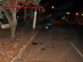 Maracaju: Condutor aparentemente embriagado de veículo, colidi com árvore na Rua Dracena