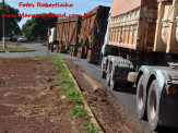 Maracaju: Empresa resolve problema de saída de obras de viaduto jogando terra com barro em buraco
