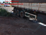Maracaju: Empresa resolve problema de saída de obras de viaduto jogando terra com barro em buraco