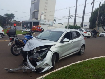  Motorista não respeita sinalização e provoca acidente na Afonso Pena