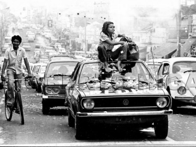 Sentada no teto de um carro, foto de 1977 marcou a história de Mariazinha