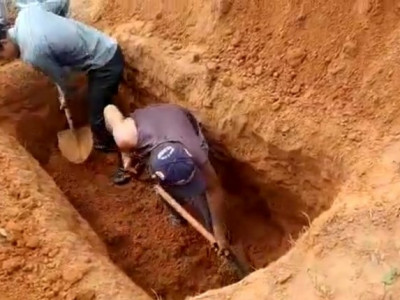 Moradores de distrito têm que abrir cova para conseguir sepultar familiar