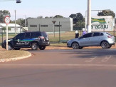 Condutor de veículo colidi com traseira de viatura da Polícia Civil de Maracaju e diz que estava distraído