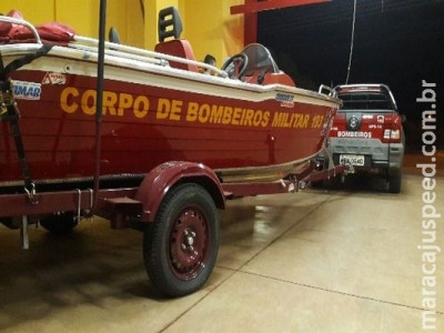Embarcação vira no rio Sucuriu e bombeiros resgatam vítimas Embarcação vira no rio Sucuriu e bombeiros resgatam vítimas