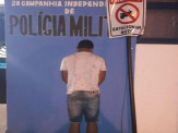Maracaju: Homem é preso pela PM após destruir placa de sinalização na região. Autor disse brigou com a esposa e descontou sua fúria na placa de sinalização