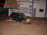 Maracaju: Poste guerreiro resiste a impacto de veículo na rotatória