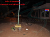 Maracaju: Poste guerreiro resiste a impacto de veículo na rotatória