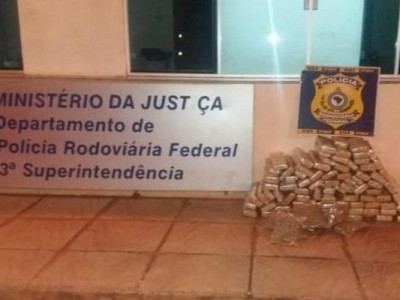 PRF apreende mais de 800 kg de drogas escondidos dentro de carro