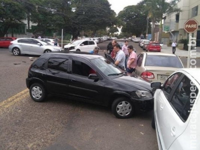 Acidente em cruzamento envolve 4 veículos e deixa motorista ferida