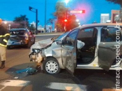 Acidente na Afonso Pena deixa um ferido e carro parcialmente destruído